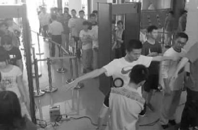 高考学生过安检门